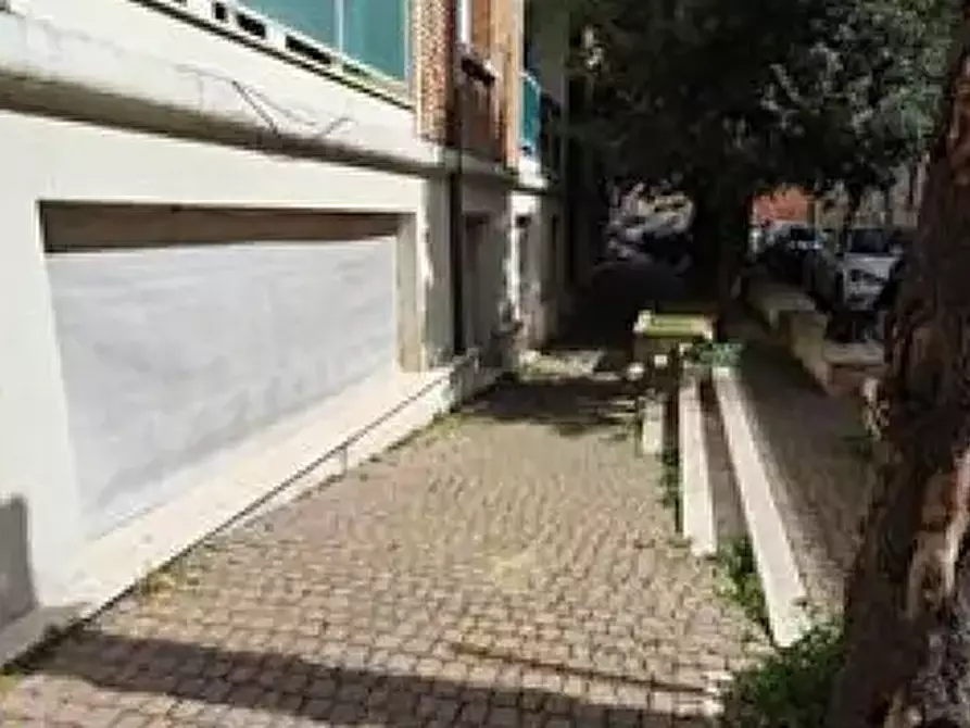 Immagine 1 di Negozio in vendita  in Via Nolfi a Fano