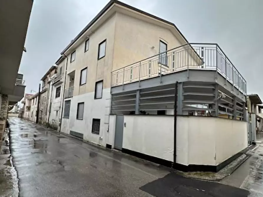 Immagine 2 di Stabile in vendita  in Via Roma a Casapesenna
