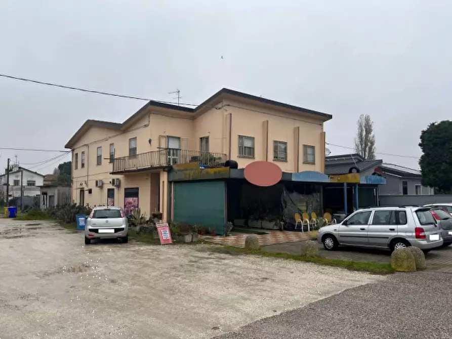 Immagine 1 di Negozio in vendita  in via delle Regioni a Comacchio