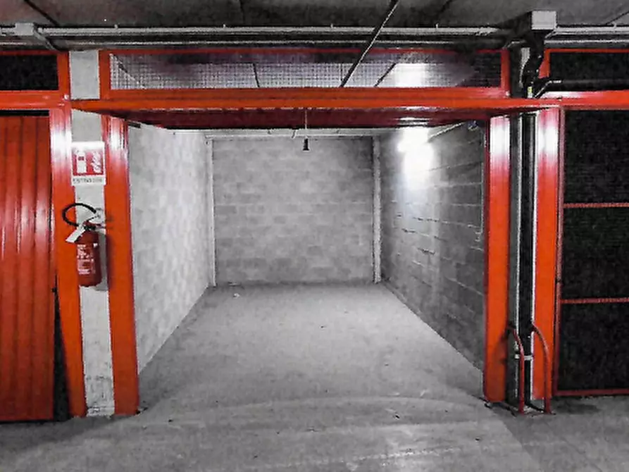 Immagine 2 di Garage in vendita  in Via Carlo Imbonati a Milano