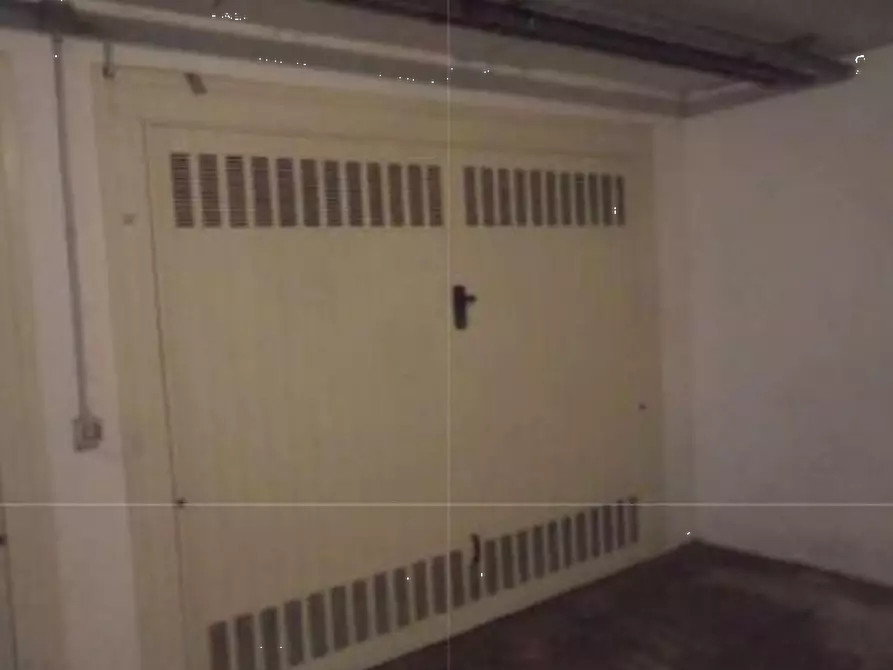 Immagine 1 di Garage in vendita  in Via Niccolò Machiavelli a Carpi
