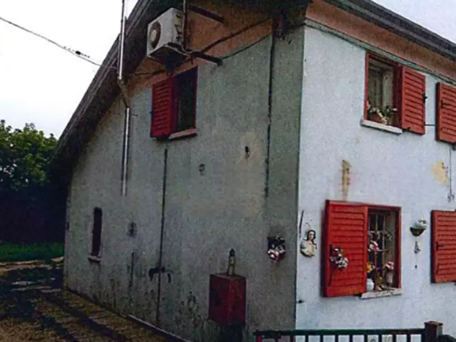 Immagine 1 di Porzione di casa in vendita  in Via Argine Vegri a Castelmassa