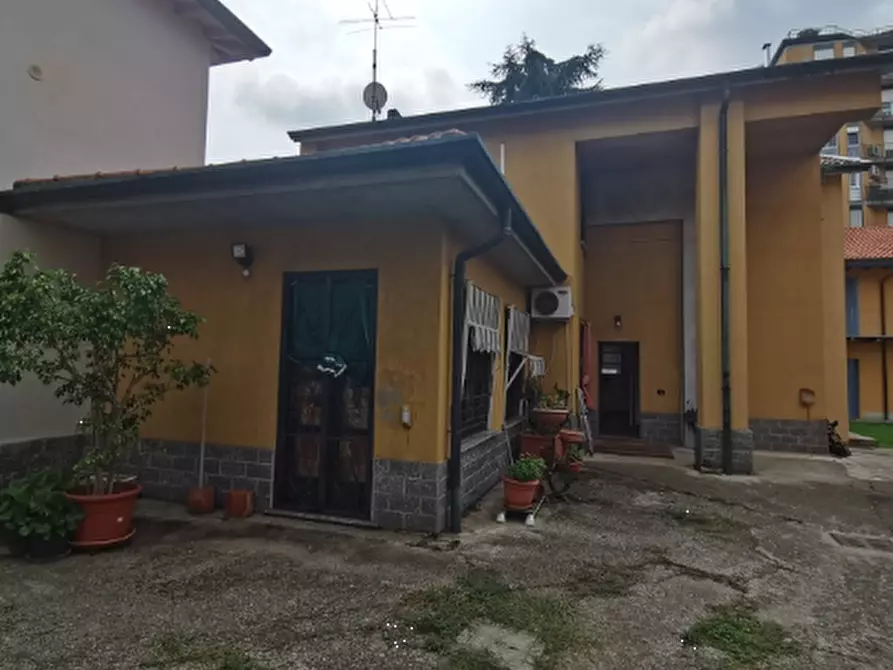 Immagine 1 di Villa in vendita  in Via Oberdan a Brugherio