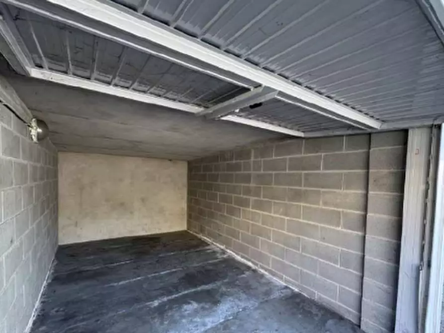 Immagine 4 di Garage in vendita  in Via Italia a Muggiò