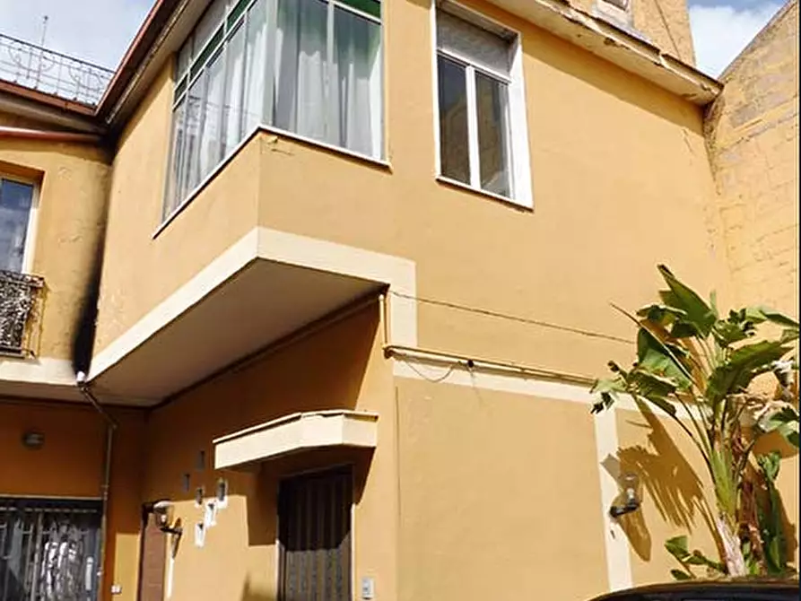 Immagine 2 di Stabile in vendita  in Via Quattro Novembre a Casapulla