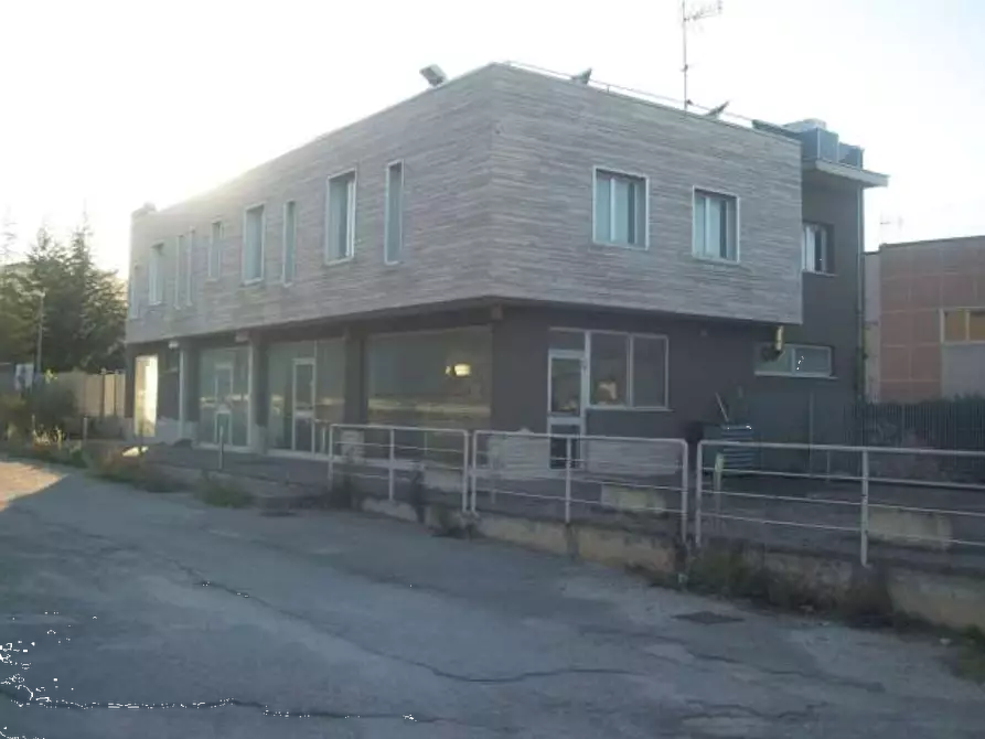 Immagine 1 di Negozio in vendita  in Viale Carlo III di Borbone a Valle Di Maddaloni