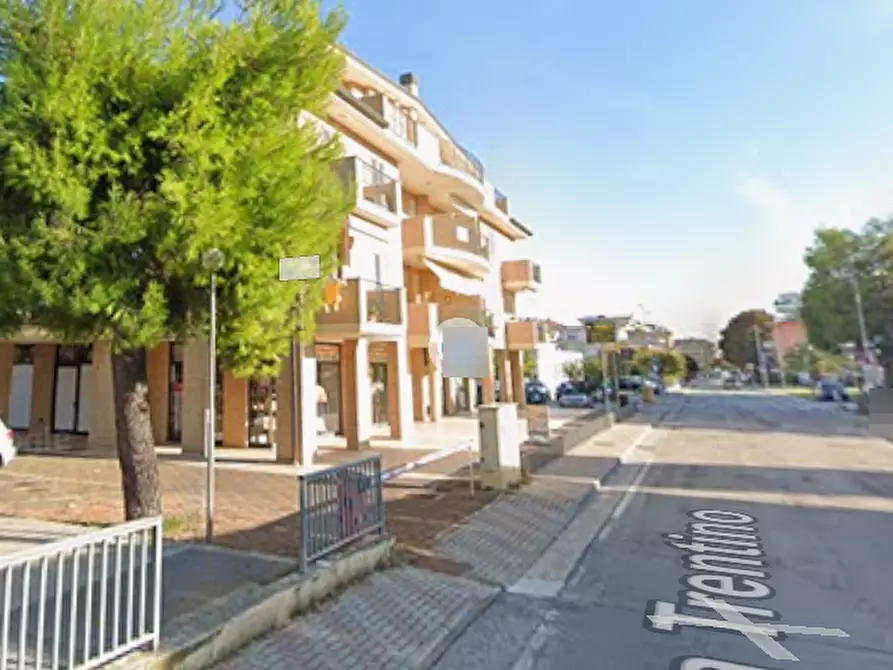 Immagine 10 di Negozio in vendita  in Via Trentino a Porto Sant'elpidio