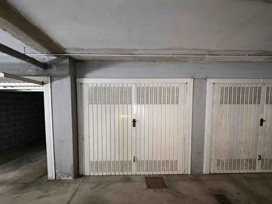 Immagine 1 di Garage in vendita  in Via Ernesto Baslini  a Treviglio
