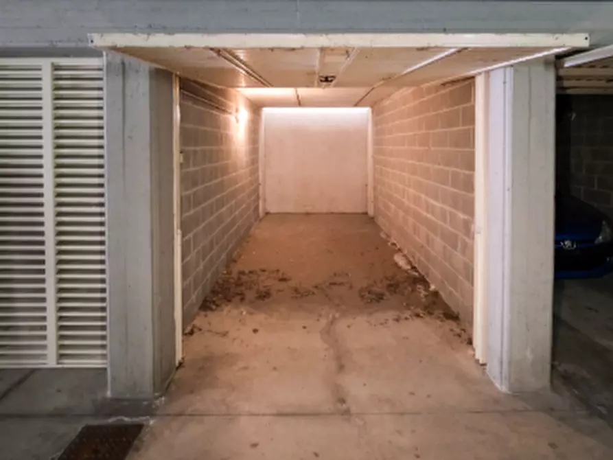 Immagine 1 di Garage in vendita  in Via Ernesto Baslini a Treviglio