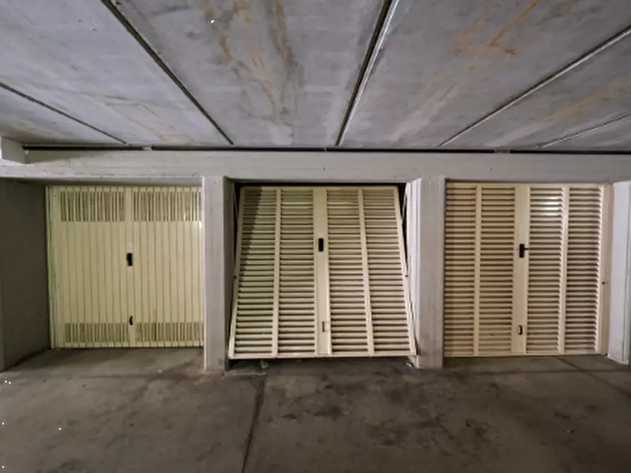 Immagine 2 di Garage in vendita  in Via Ernesto Baslini a Treviglio