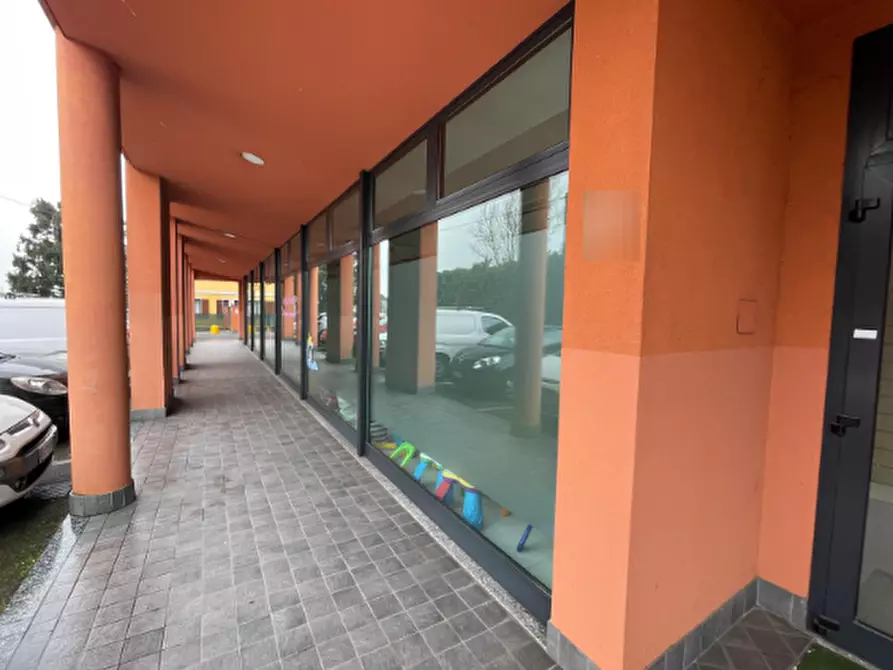 Immagine 2 di Negozio in vendita  in Via Milano a Treviglio