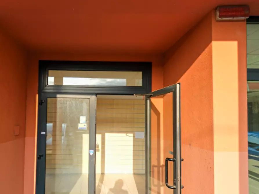 Immagine 1 di Negozio in vendita  in Via Milano a Treviglio