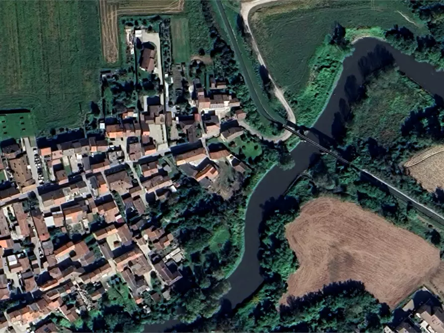 Immagine 1 di Garage in vendita  in Via Trento e Trieste a Villanterio
