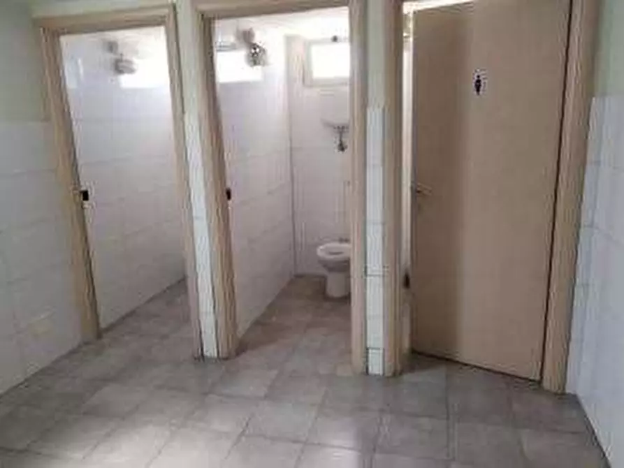 Immagine 4 di Negozio in vendita  in Via Fontana Vecchia a Cellole