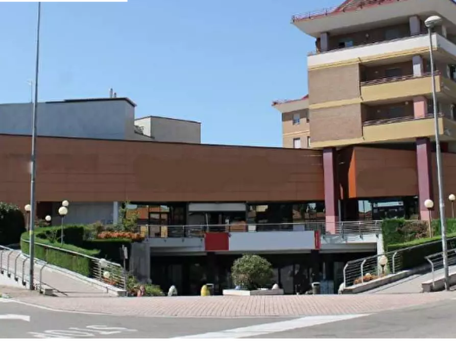 Immagine 1 di Negozio in vendita  in Via Claudio Monteverdi a Cesano Maderno