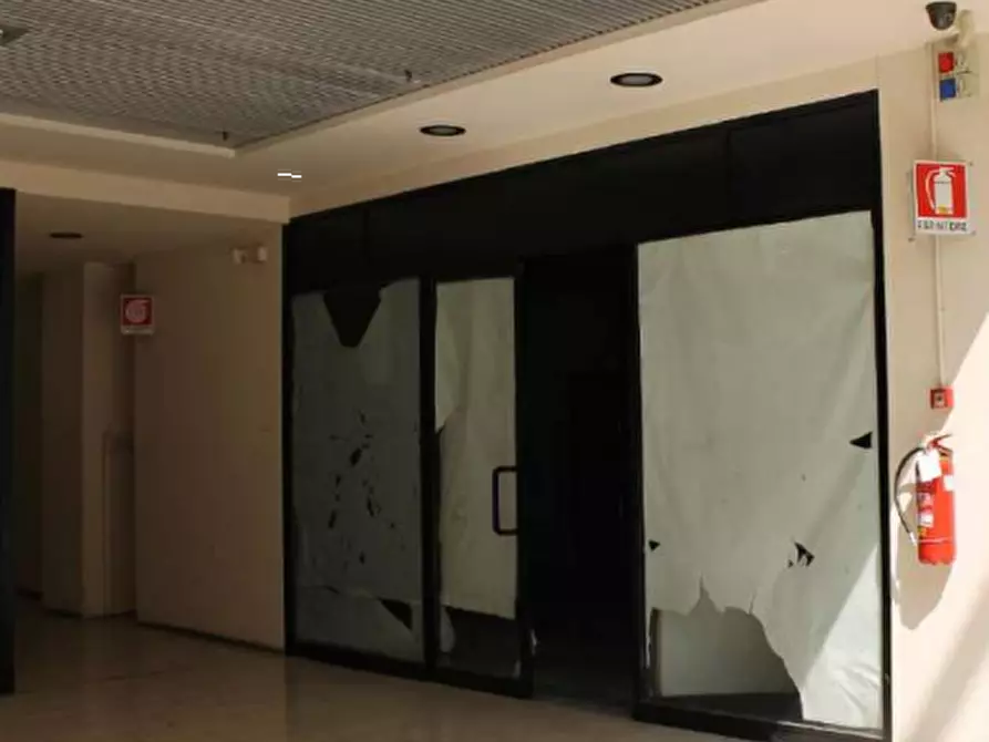 Immagine 5 di Negozio in vendita  in Via Claudio Monteverdi a Cesano Maderno