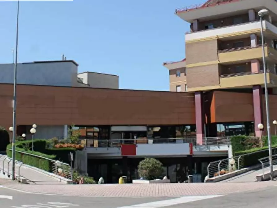 Immagine 1 di Negozio in vendita  in Via Claudio Monteverdi a Cesano Maderno