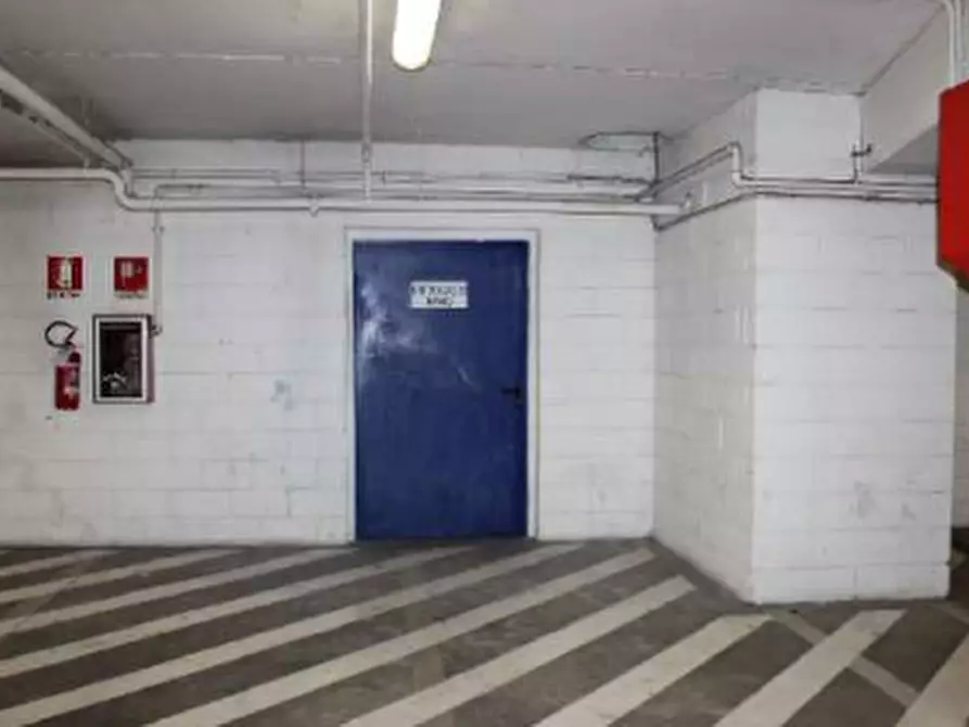 Immagine 8 di Negozio in vendita  in Via Claudio Monteverdi a Cesano Maderno