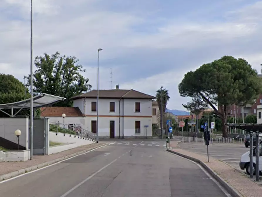 Immagine 9 di Negozio in vendita  in Via Claudio Monteverdi a Cesano Maderno