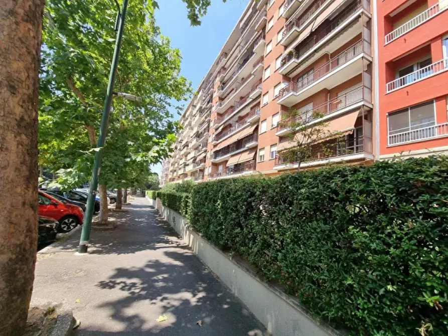 Immagine 2 di Negozio in vendita  in Via Achille Grandi  a Sesto San Giovanni