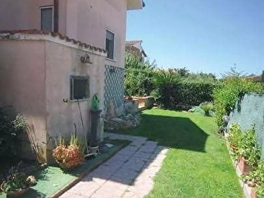 Immagine 3 di Villa in vendita  in Via Bolsena a Ardea