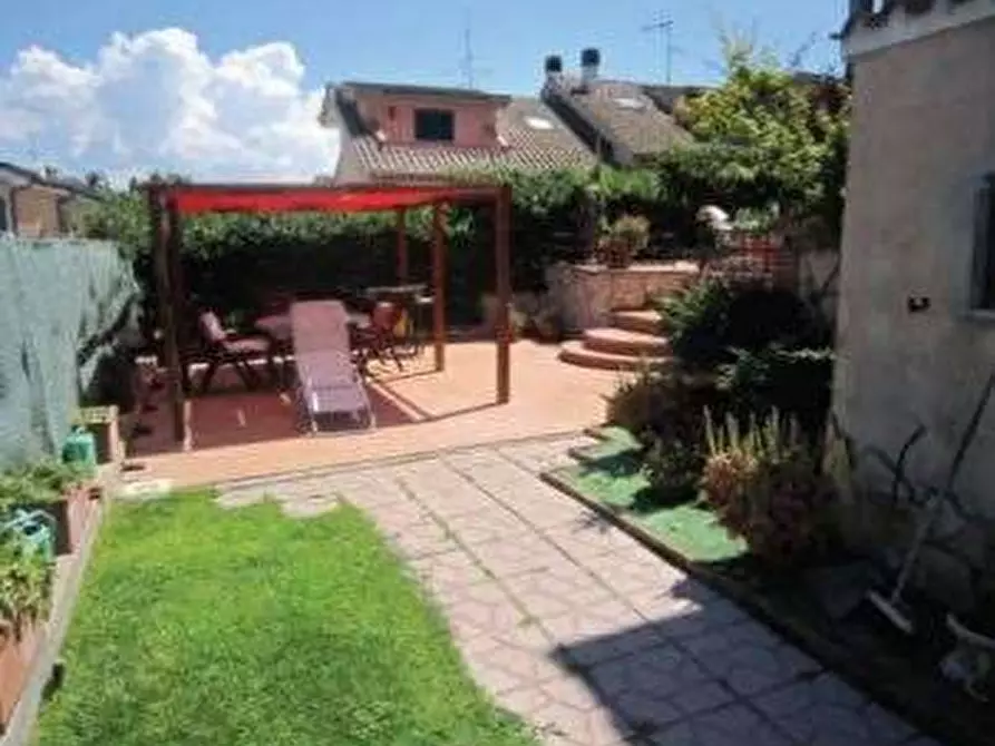 Immagine 4 di Villa in vendita  in Via Bolsena a Ardea