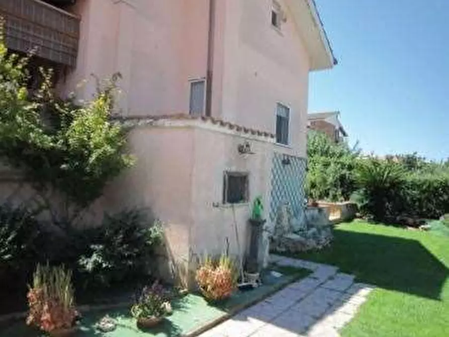Immagine 5 di Villa in vendita  in Via Bolsena a Ardea