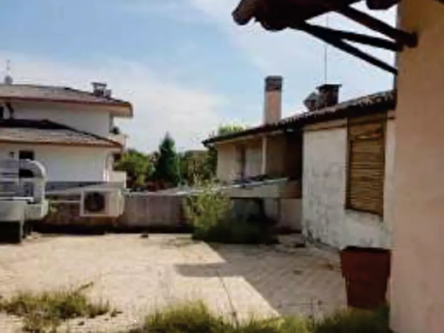 Immagine 3 di Negozio in vendita  in Via Montebelluna di Salvarosa a Castelfranco Veneto