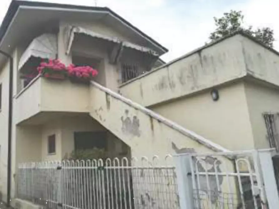 Immagine 4 di Negozio in vendita  in Via Montebelluna di Salvarosa a Castelfranco Veneto