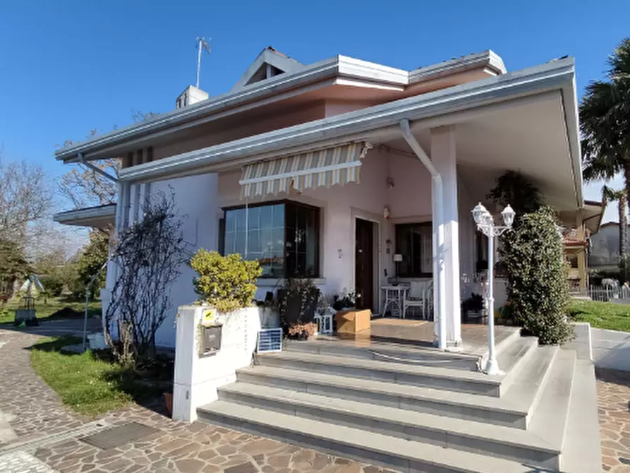 Immagine 1 di Villa in vendita  in Via Bando a Porpetto