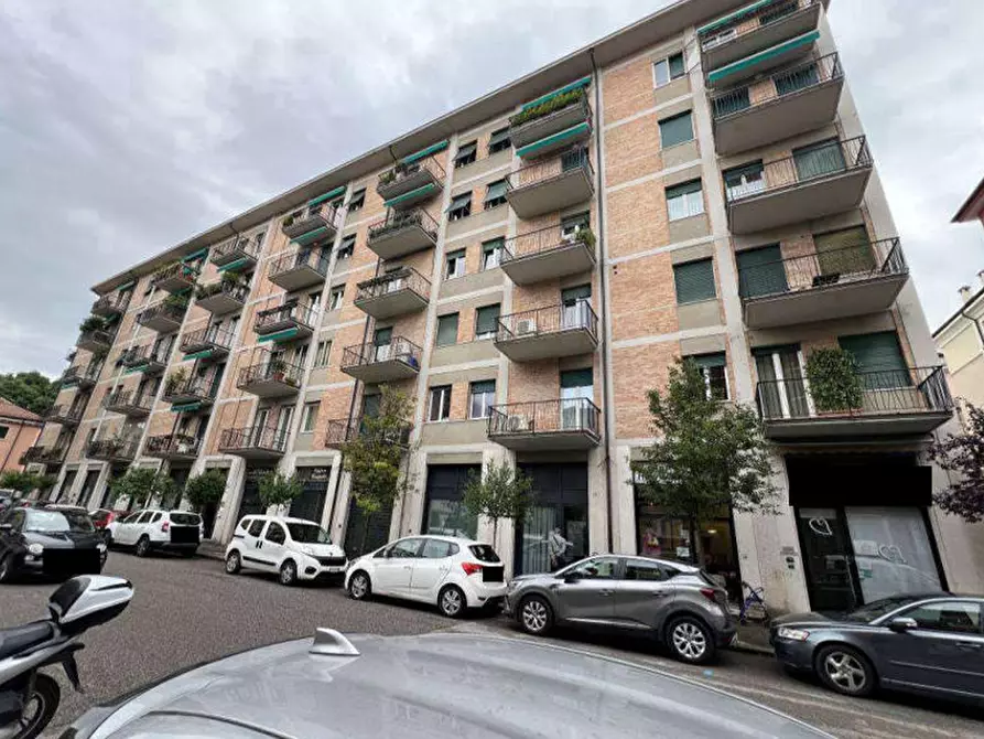 Immagine 2 di Negozio in vendita  in Via Cefalonia a Verona