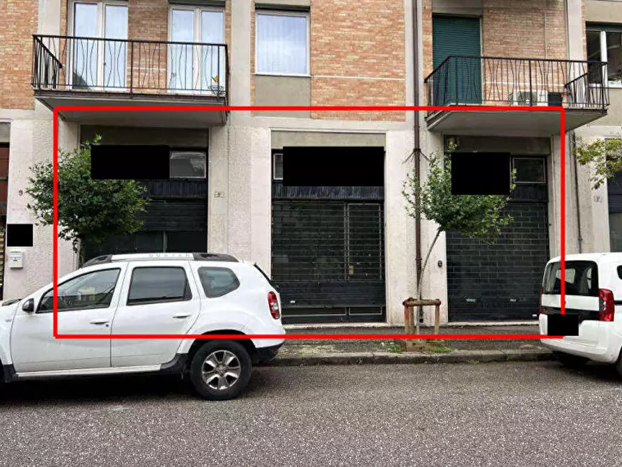 Immagine 1 di Negozio in vendita  in Via Cefalonia a Verona