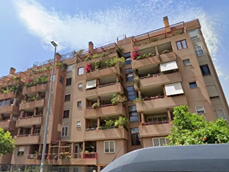 Immagine 3 di Appartamento in vendita  in Via dell'Orsa Maggiore a Roma
