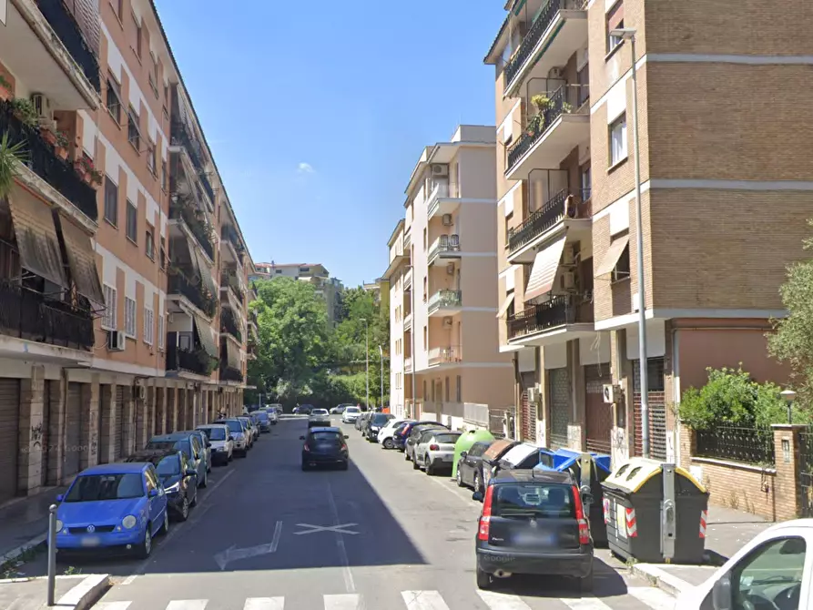 Immagine 3 di Negozio in vendita  in Via Federico Jorini a Roma