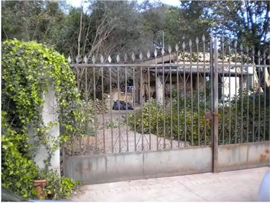 Immagine 1 di Villa in vendita  in Via Paganico a Velletri