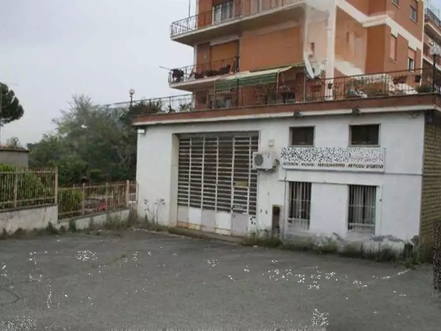 Immagine 1 di Negozio in vendita  in Via di Casal Morena a Roma