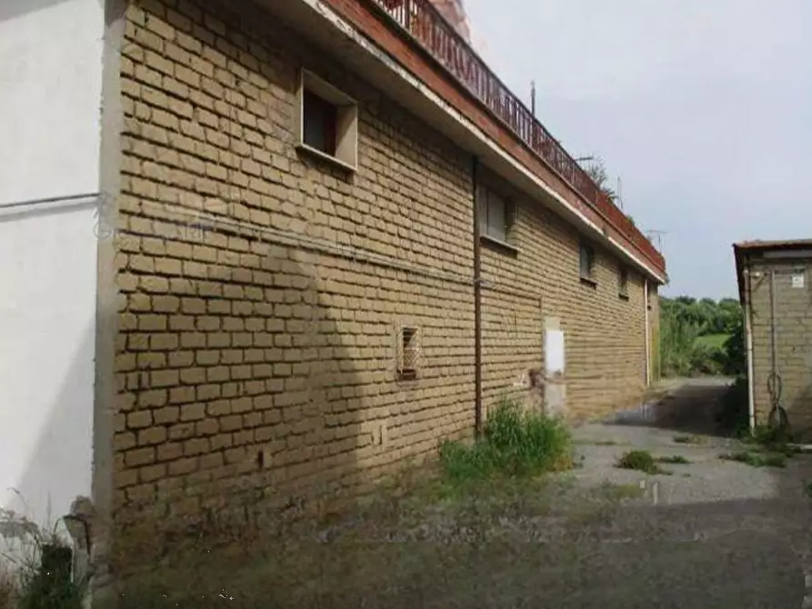 Immagine 2 di Negozio in vendita  in Via di Casal Morena a Roma