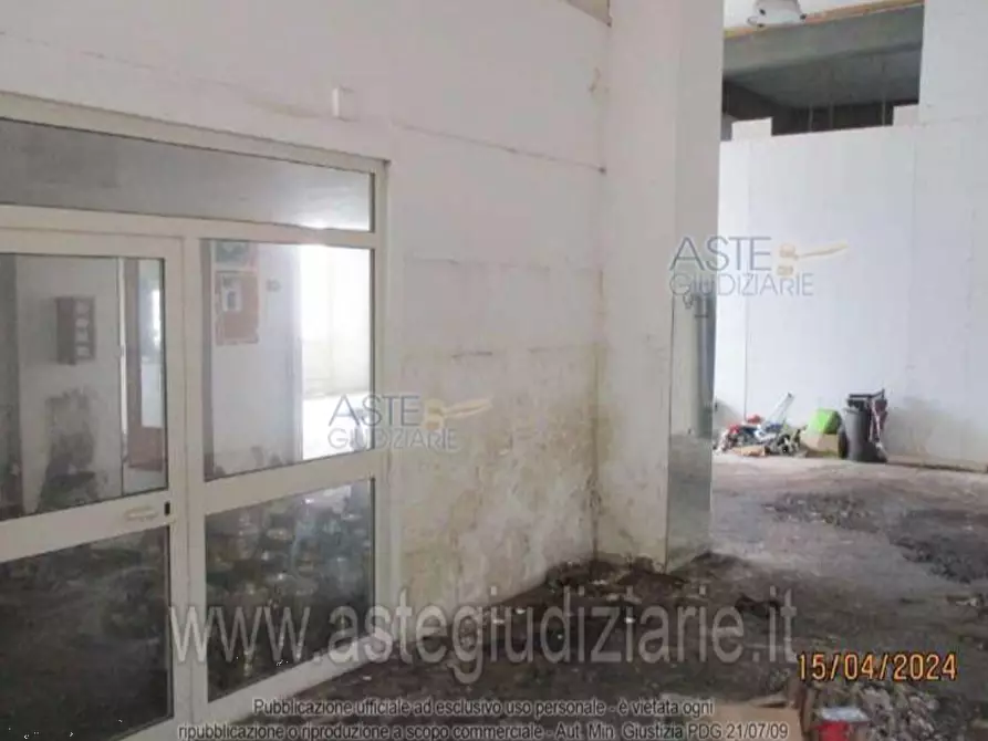 Immagine 11 di Negozio in vendita  in Via di Casal Morena a Roma