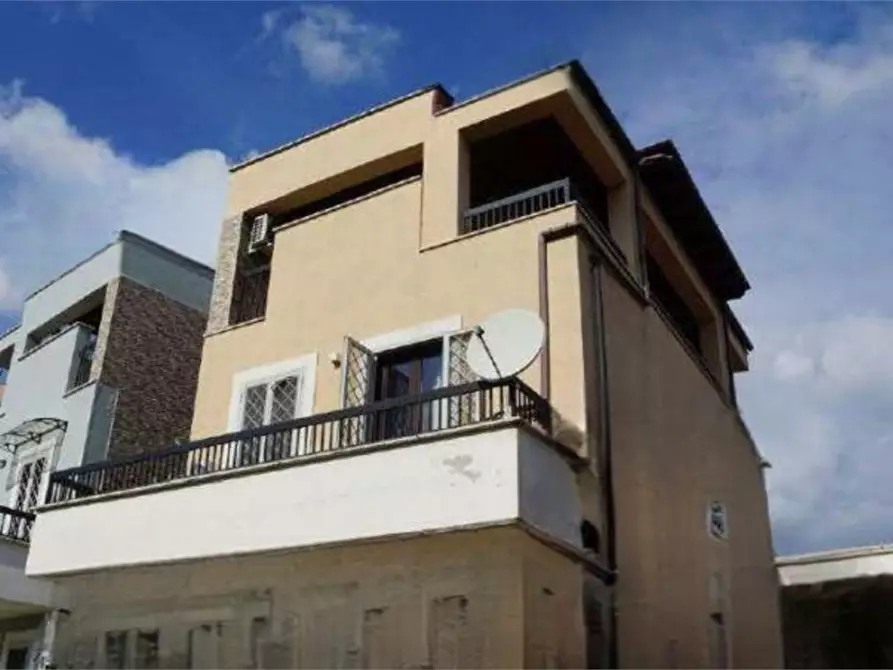 Immagine 1 di Villa in vendita  in Via Palmoli a Roma