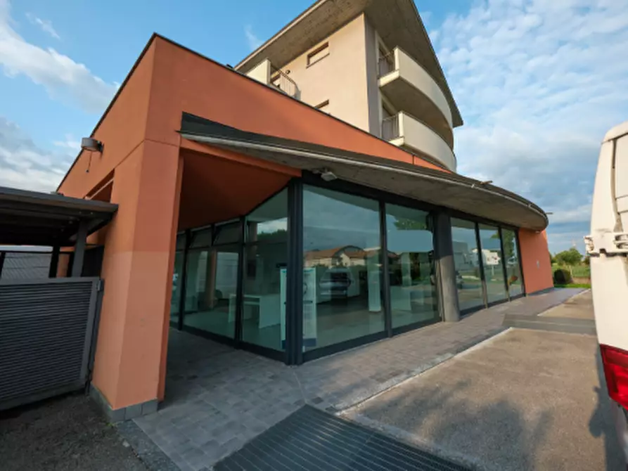 Immagine 1 di Negozio in vendita  in Via Milano a Treviglio