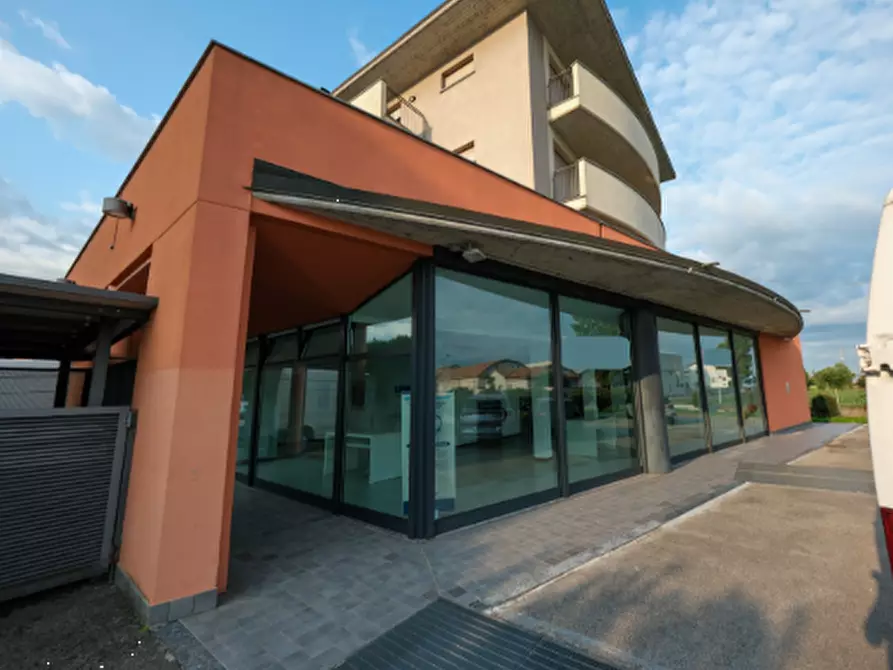 Immagine 2 di Negozio in vendita  in Via Milano a Treviglio