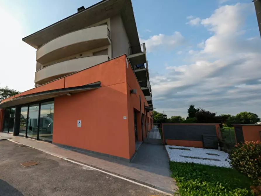 Immagine 3 di Negozio in vendita  in Via Milano a Treviglio
