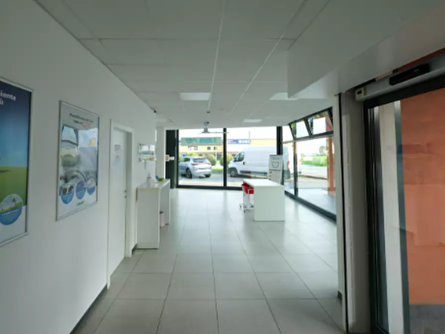 Immagine 4 di Negozio in vendita  in Via Milano a Treviglio