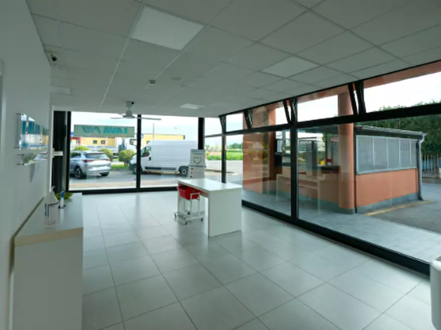 Immagine 5 di Negozio in vendita  in Via Milano a Treviglio