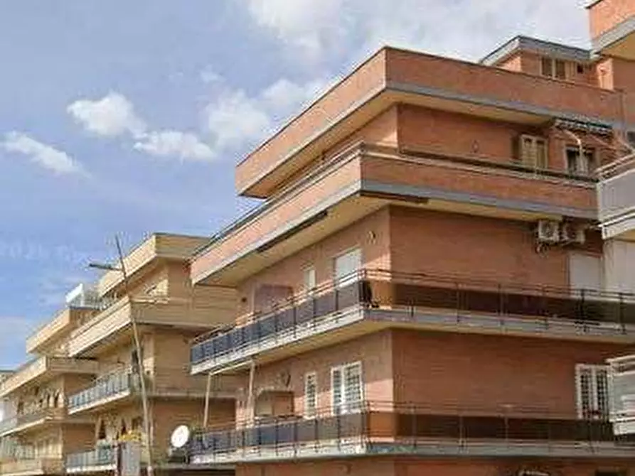 Immagine 1 di Appartamento in vendita  in Lungomare Duca degli Abruzzi a Roma