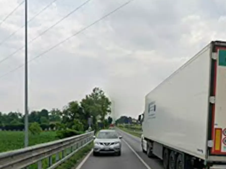 Immagine 3 di Garage in vendita  in Via Milano a Treviglio