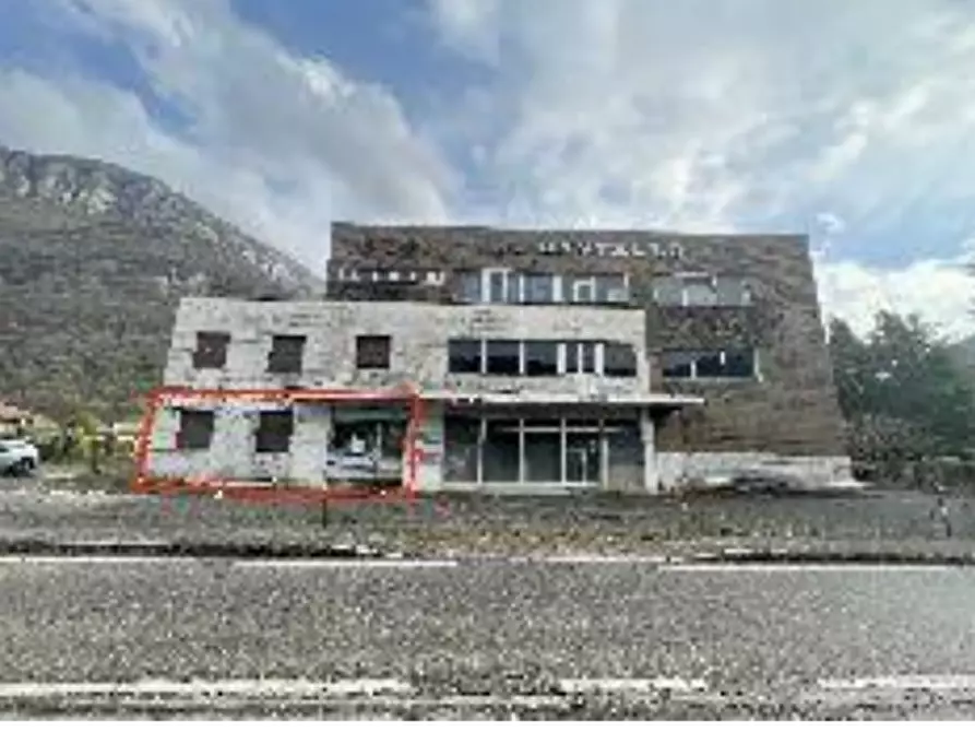 Immagine 1 di Negozio in vendita  in Via Garibaldi  a Monasterolo Del Castello