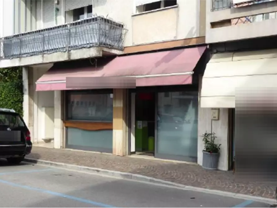 Immagine 1 di Negozio in vendita  in Via Francesco Fenzi a Conegliano