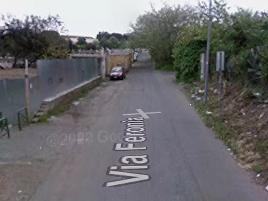 Immagine 5 di Posto auto in vendita  in Via Feronia a Roma