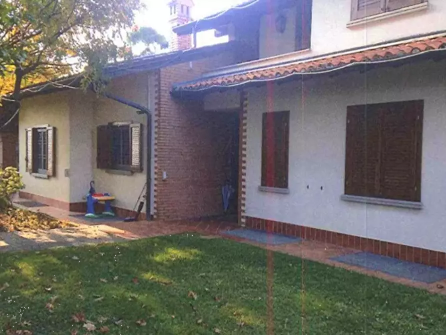 Immagine 1 di Villa in vendita  in Via Dante a Grezzago